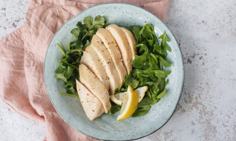 Dĩa ức gà luộc giàu protein