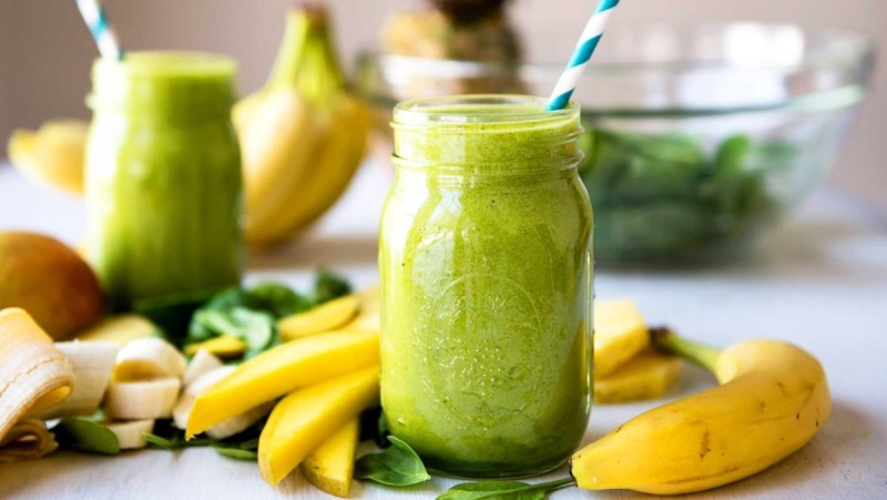 Ly sinh tố kết hợp rau chân vịt, cải xoăn và táo