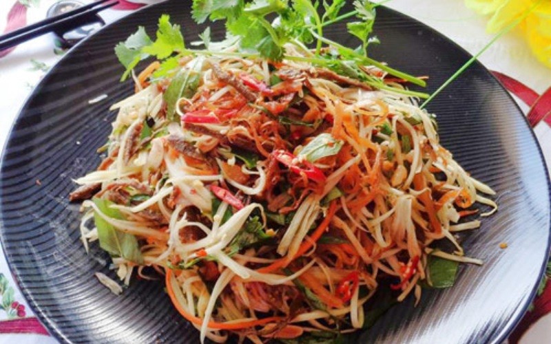 Dĩa nộm đu đủ bò khô hấp dẫn