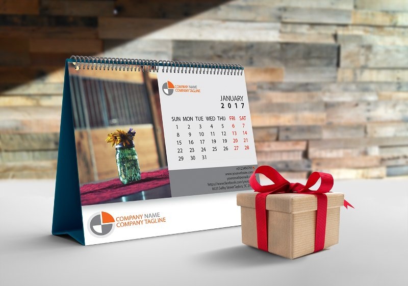 Tặng lịch để bàn cho khách hàng