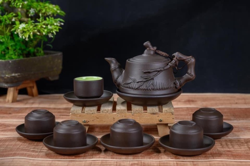 Tặng bộ ấm trà cho lãnh đạo