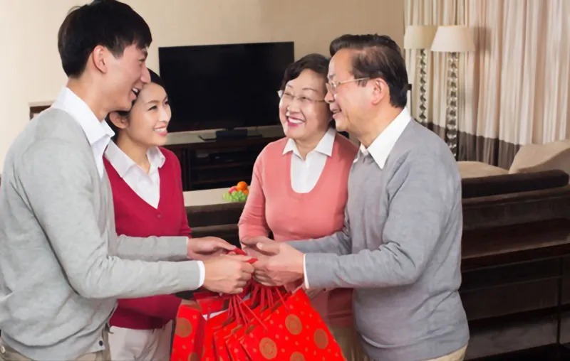 Ý nghĩa việc tặng quà tết biếu bố mẹ vợ