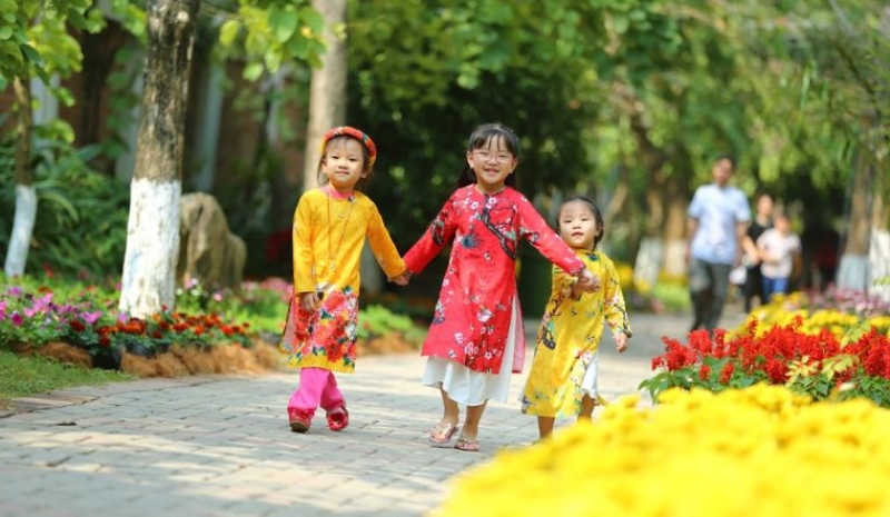 Tặng giày dép mới cho bé