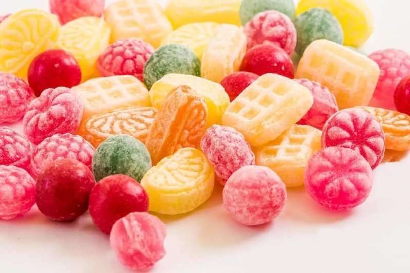 Mua bánh kẹo Tết cho bé