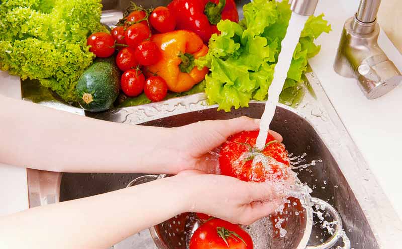 Rửa rau củ dưới vòi nước chảy là cách làm sạch hiệu quả