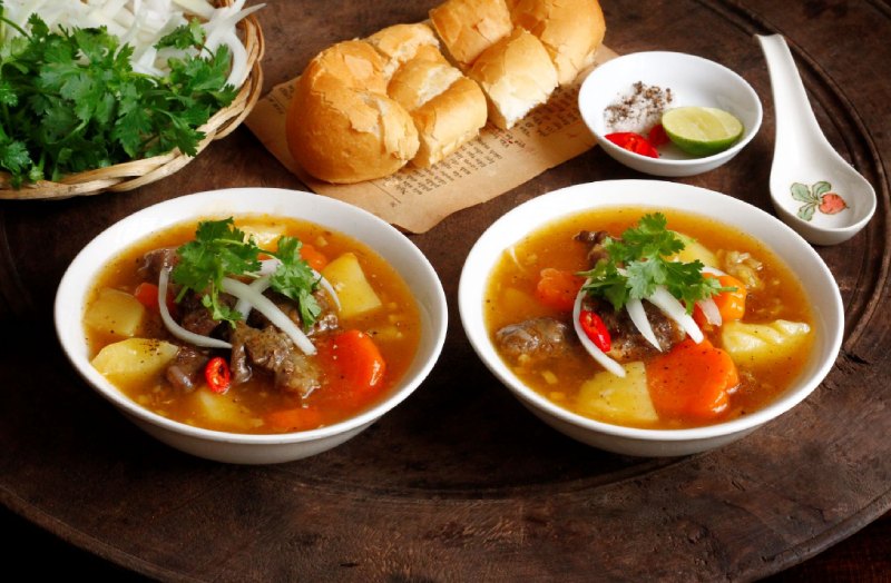 Bò kho với thịt bò mềm, đậm vị