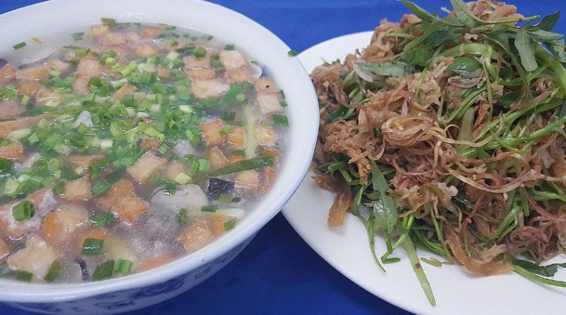 Cháo gỏi gà chay nóng hổi dễ ăn