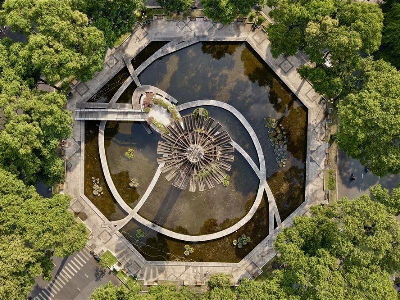 Dạo phố Ông Đồ và hồ Con Rùa vào dịp Tết Tây