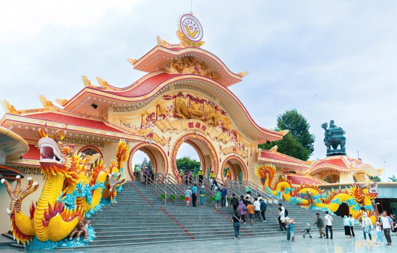 Du khách trải nghiệm công viên văn hóa Suối Tiên