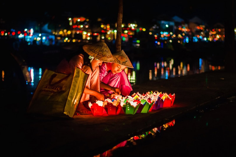 Thả đèn hoa đăng trên sông Hoài trong ngày Trung thu