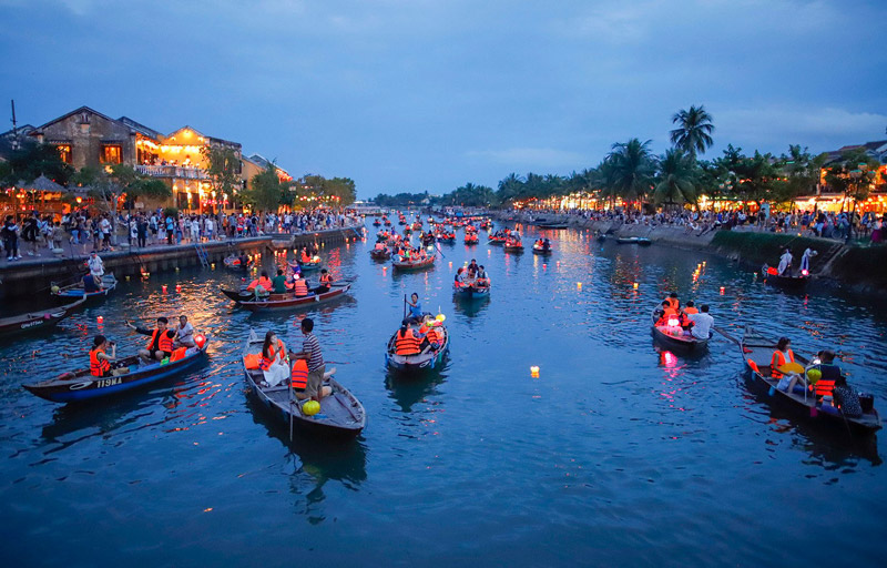 Thả đèn hoa đăng trên sông Hoài