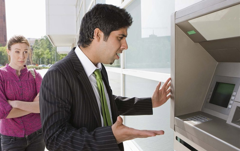 Cách xử lý khi bị nuốt thẻ ATM và những lưu ý tránh bị cây ATM nuốt thẻ