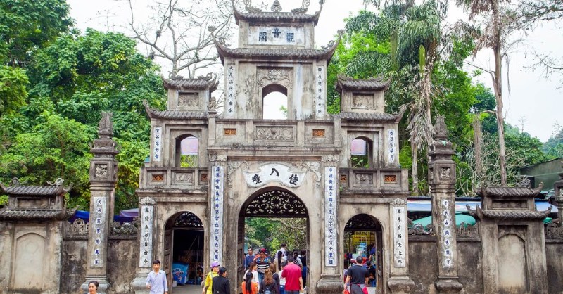 Quan khách tại Lễ hội Chùa Hương