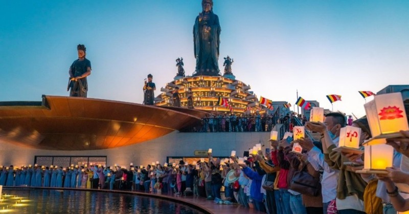 Cầu an và tài lộc tại Núi Bà Đen