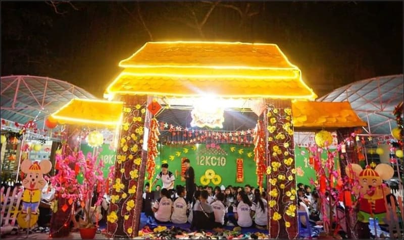 Trang trí cổng trại Tết với hoa đào