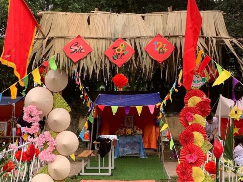 Cổng trại Tết với mái nhà bằng lá