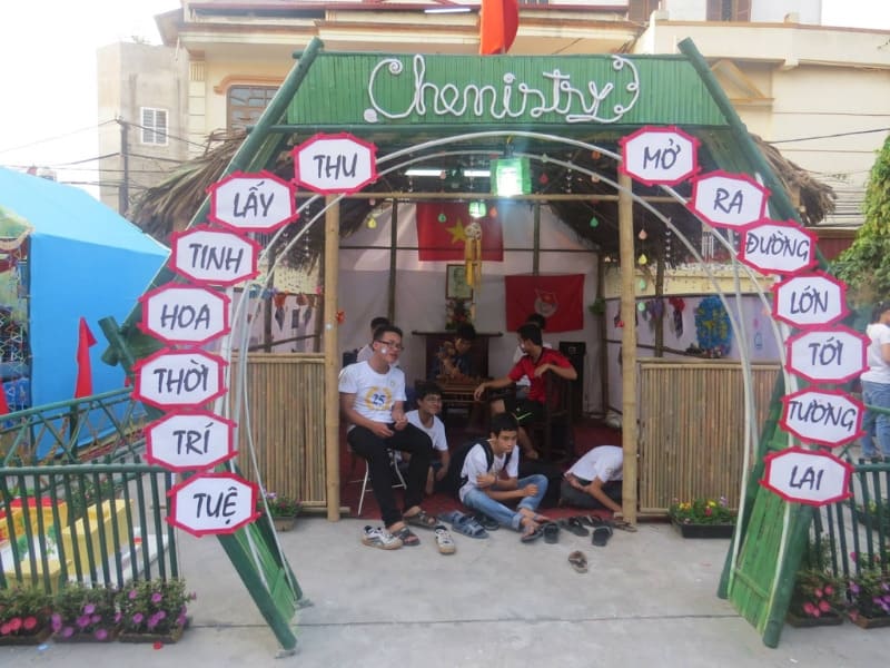 Trang trí cổng trại Tết hình vòng cung