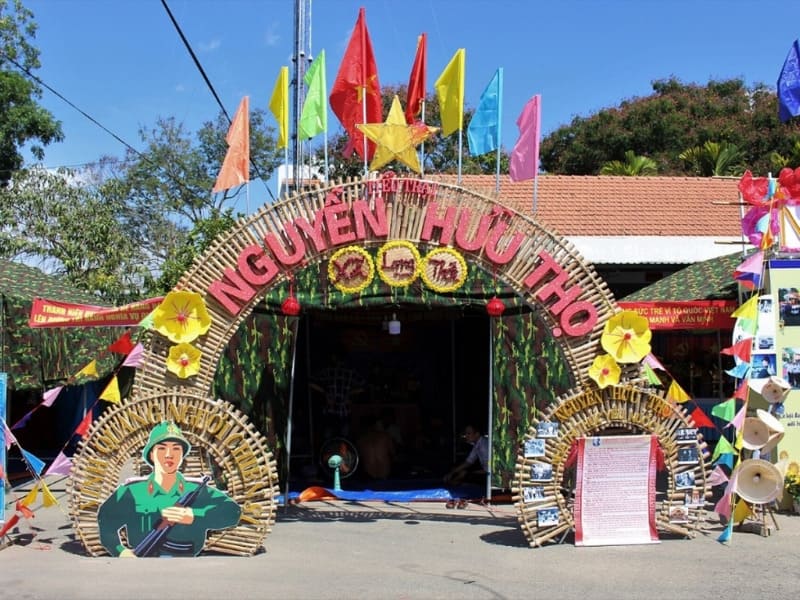 Cổng trại Tết hình vòng cung bằng tre