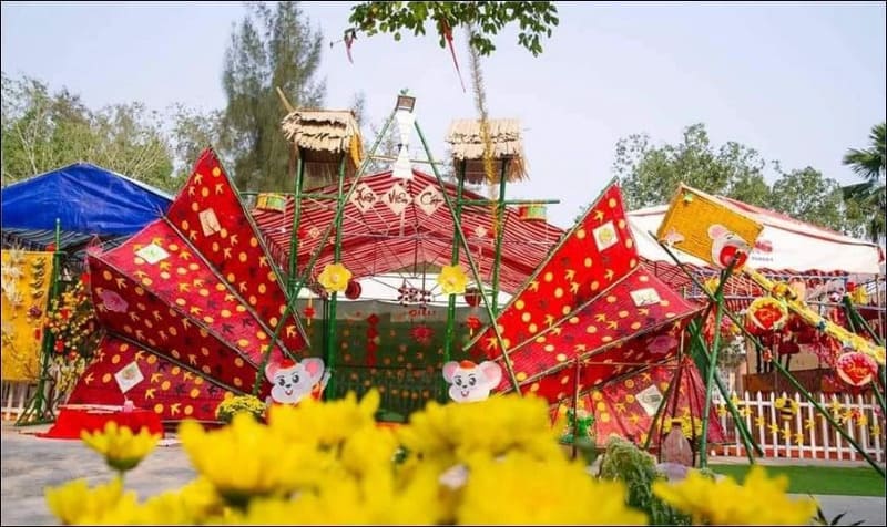 Trang trí cổng trại Tết hình tam giác