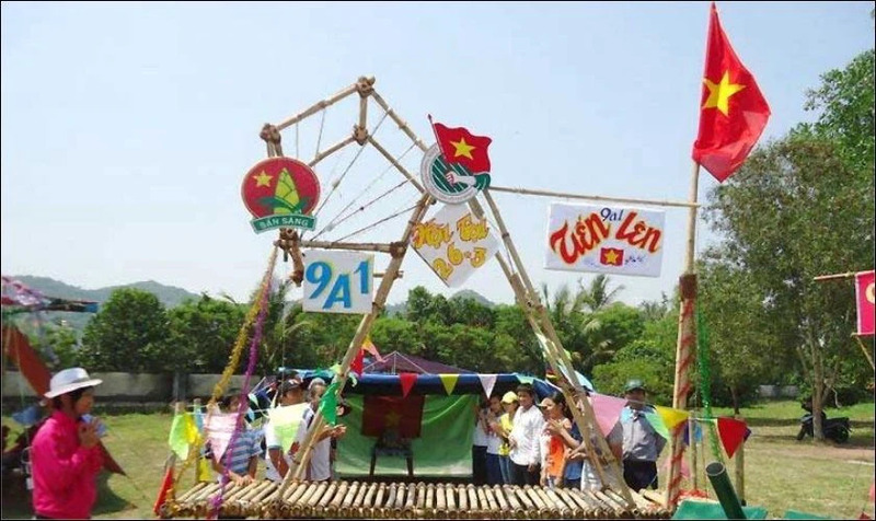 Cổng trại Tết hình tam giác bằng tre