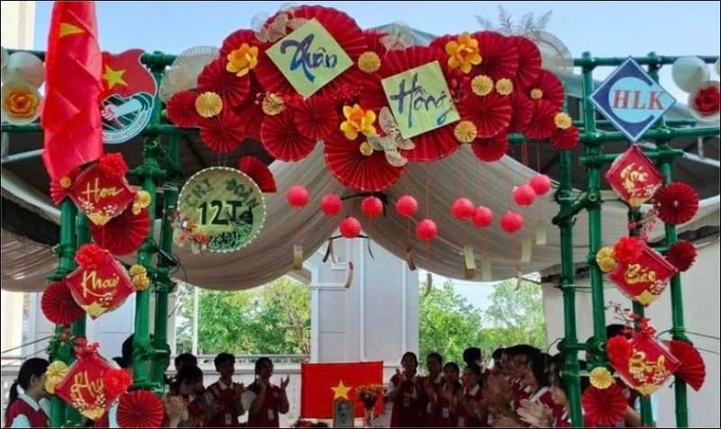 Trang trí cổng trại Tết với quạt giấy