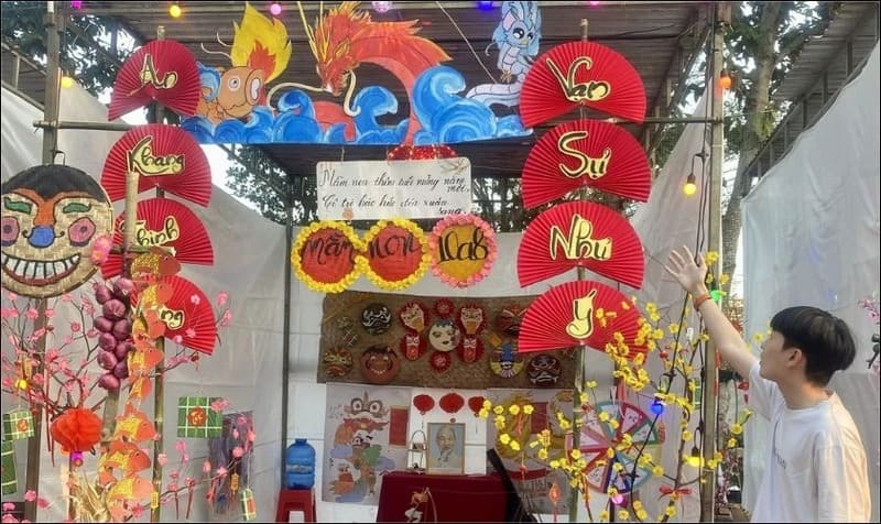 Cổng trại Tết với quạt giấy