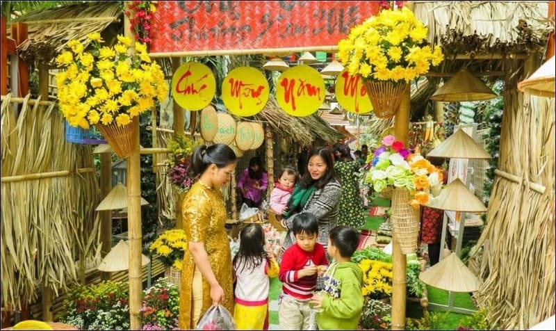 Trang trí cổng trại Tết với nón lá