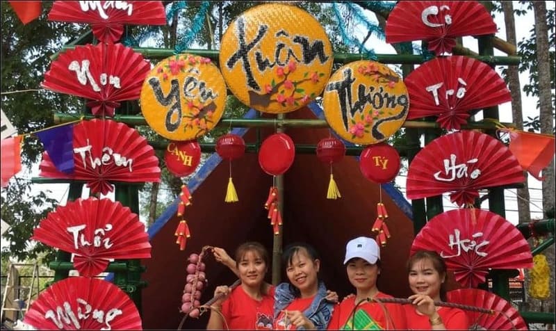 Trang trí cổng trại Tết với mẹt tre