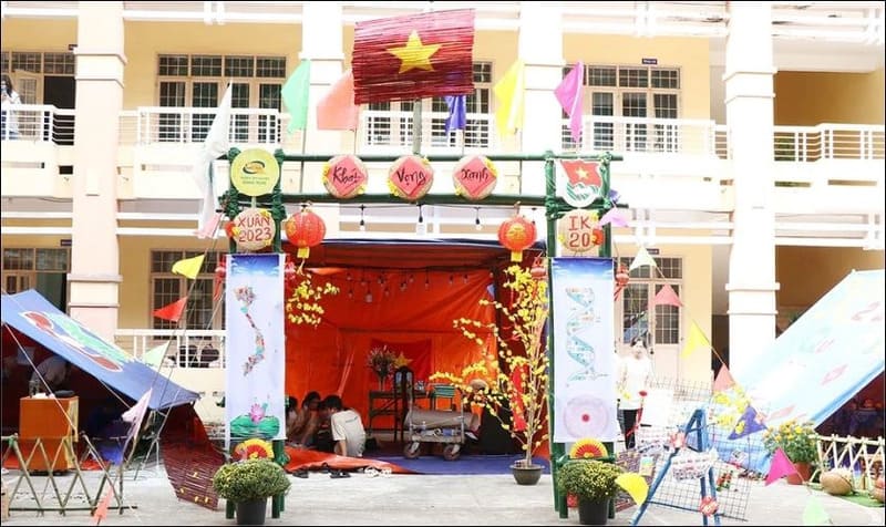 Trang trí cổng trại Tết với cây mai