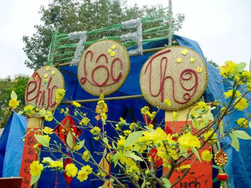 Trang trí cổng trại Tết với mẹt tre