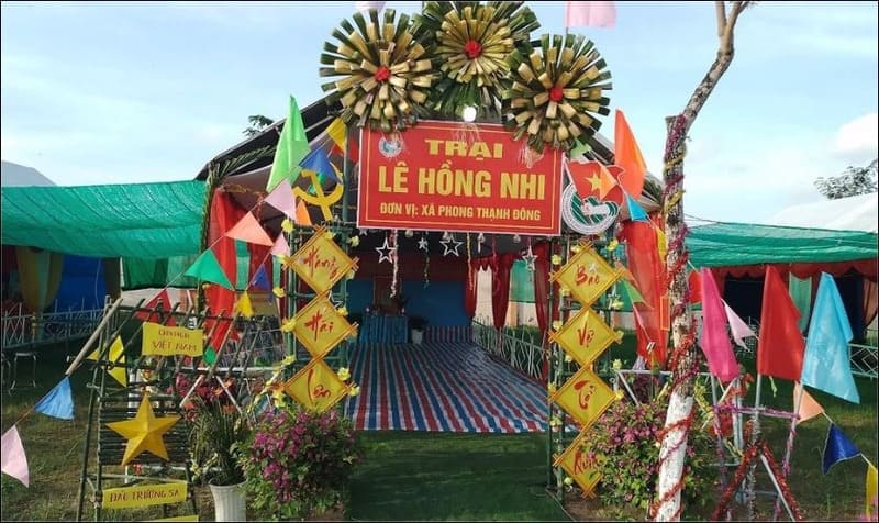 Trang trí cổng trại Tết với lá