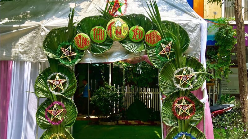 Trang trí cổng trại Tết với lá dứa