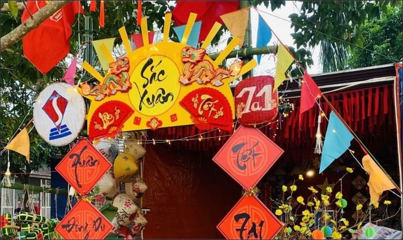 Biển trại được trang trí nổi bật với hoa mai