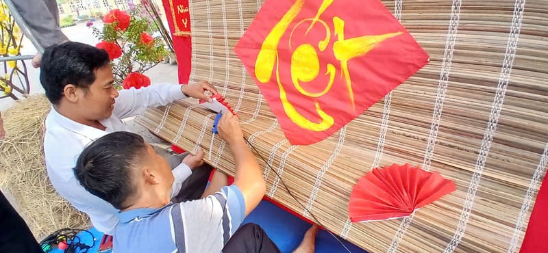 Trang trí cho cổng trại