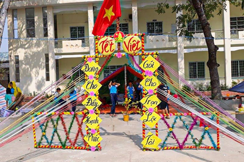 Cổng trại Tết nổi bật với câu đối