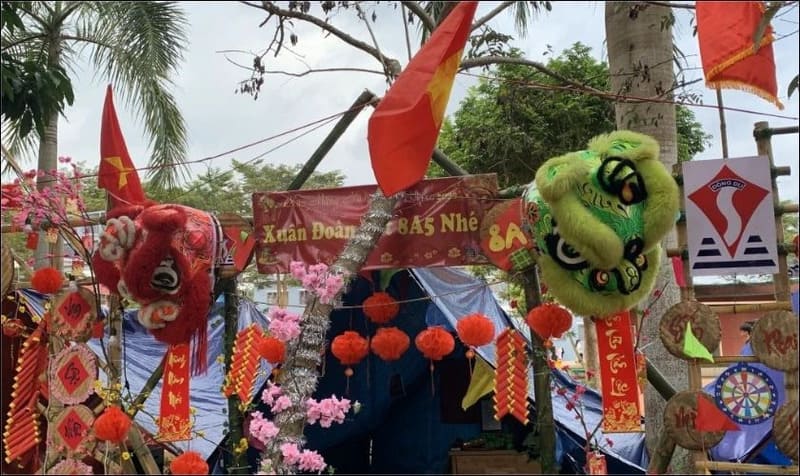 Trang trí cổng trại Tết hình con lân