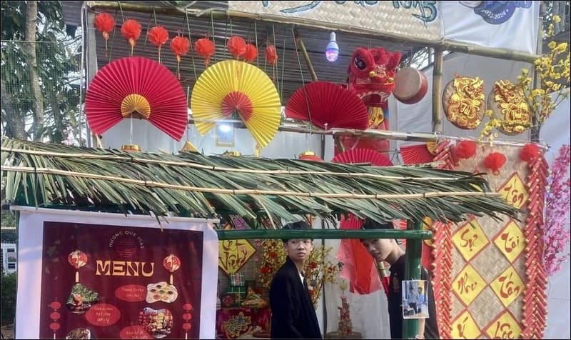 Trang trí cổng trại Tết đầu lân