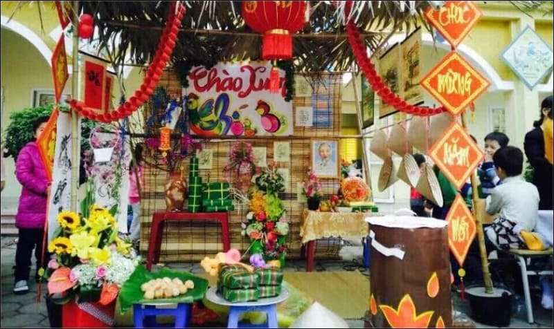 Cổng trại Tết với mô hình bánh chưng