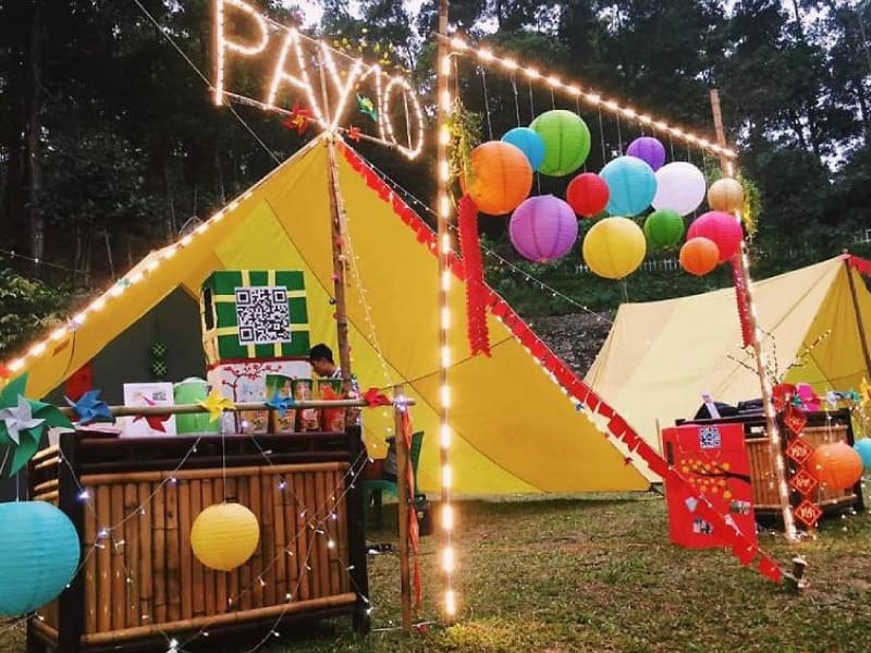 Trang trí cổng trại Tết với đèn lồng