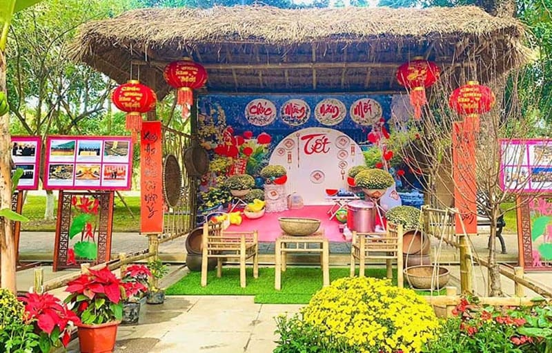 Cổng trại Tết với đèn lồng màu đỏ