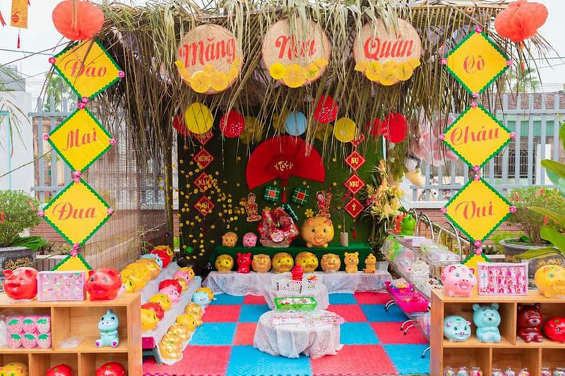 Trang trí cổng trại Tết với gian nhà tre