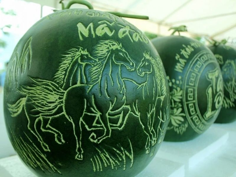 Khắc dưa hấu họa tiết ngựa