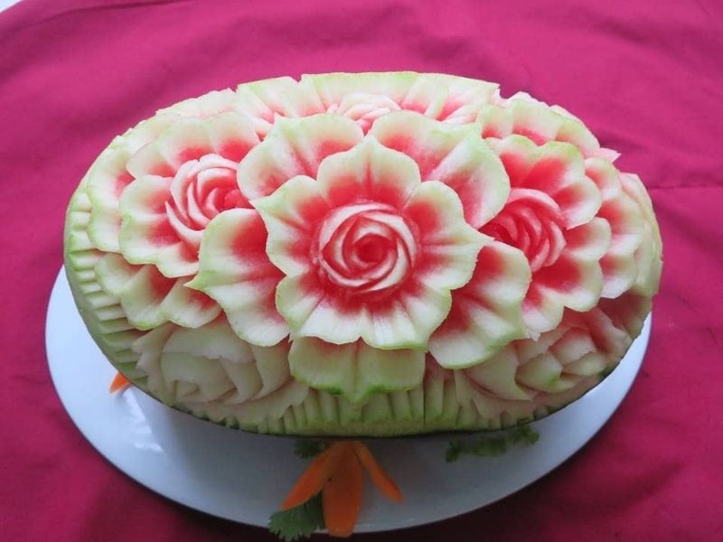 Dưa hấu khắc hình hoa tường vy
