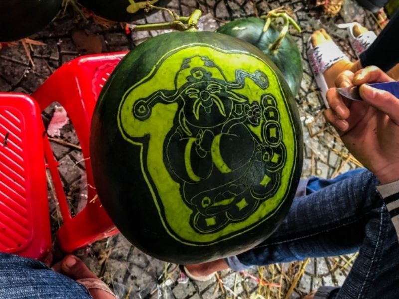 Khắc dưa hấu hình heo