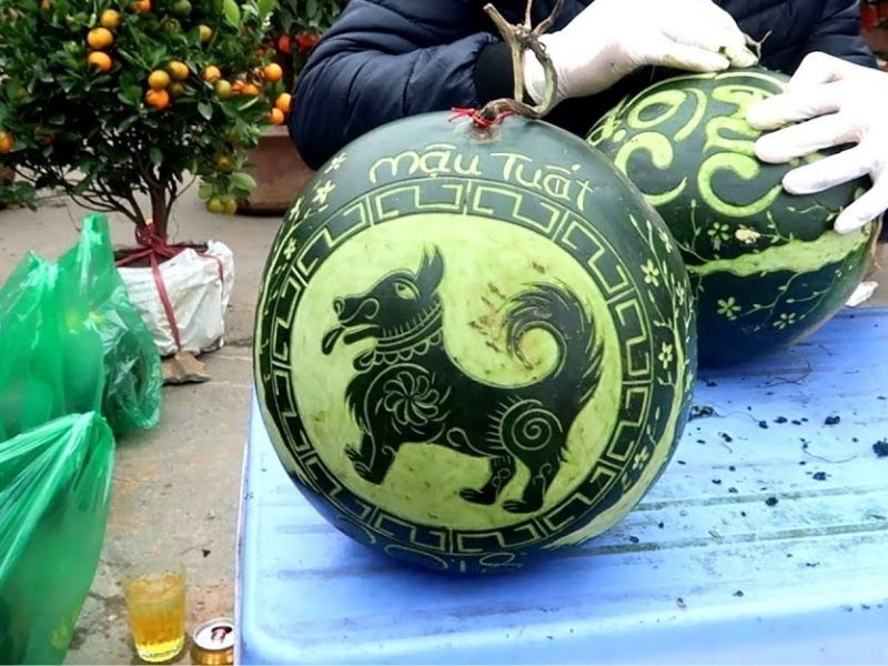 Khắc dưa hấu hình chú chó