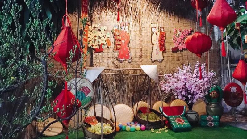 Gian hàng Tết trang trí bằng đèn lồng đỏ