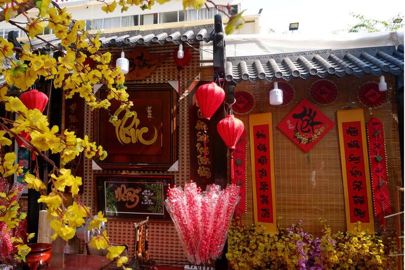 Trang trí gian hàng Tết với hoa mai