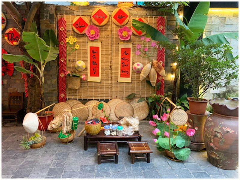 Trang trí gian hàng Tết với quang gánh