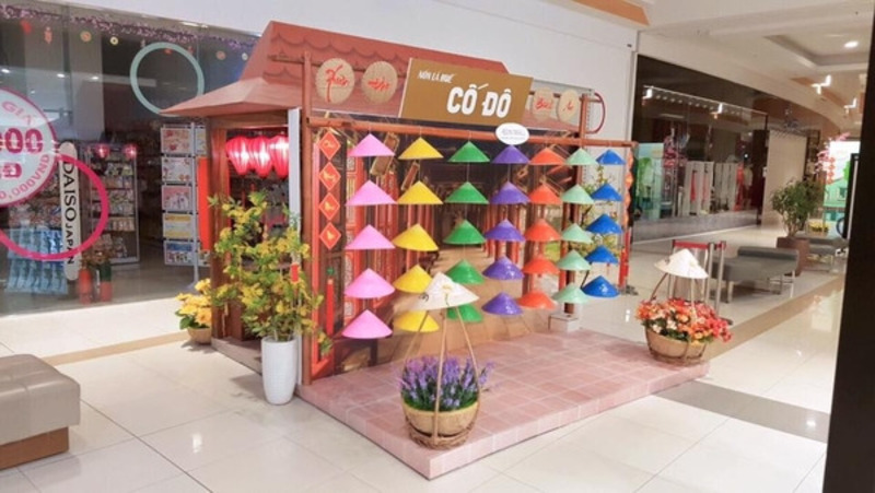 Gian hàng hội chợ Tết vơi các chiếc nón lá