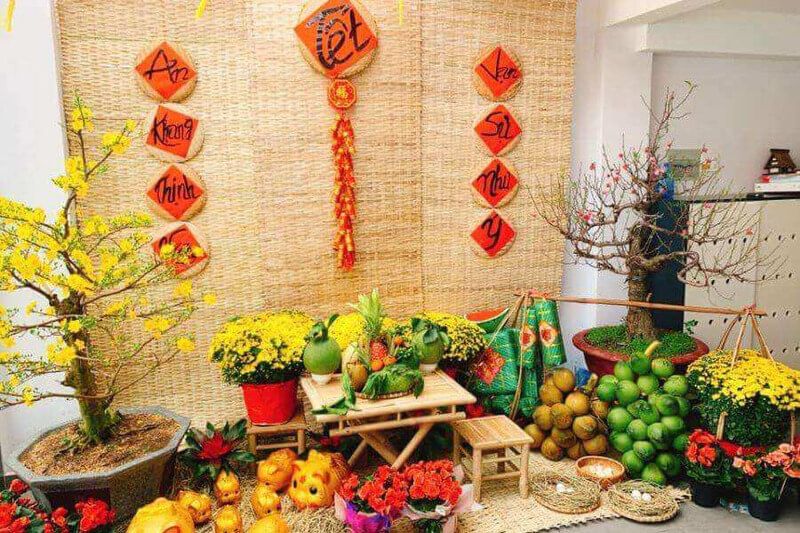 Trang trí gian hàng Tết với cành mai